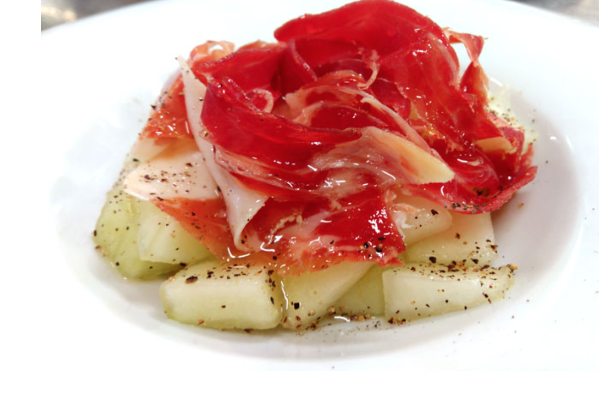 Rollo de pechuga de pollo con verduras y lima mas melón con jamón.